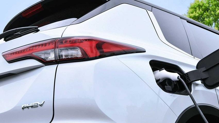 官方首次釋出 Outlander PHEV 預告，充電孔位於車尾右側。