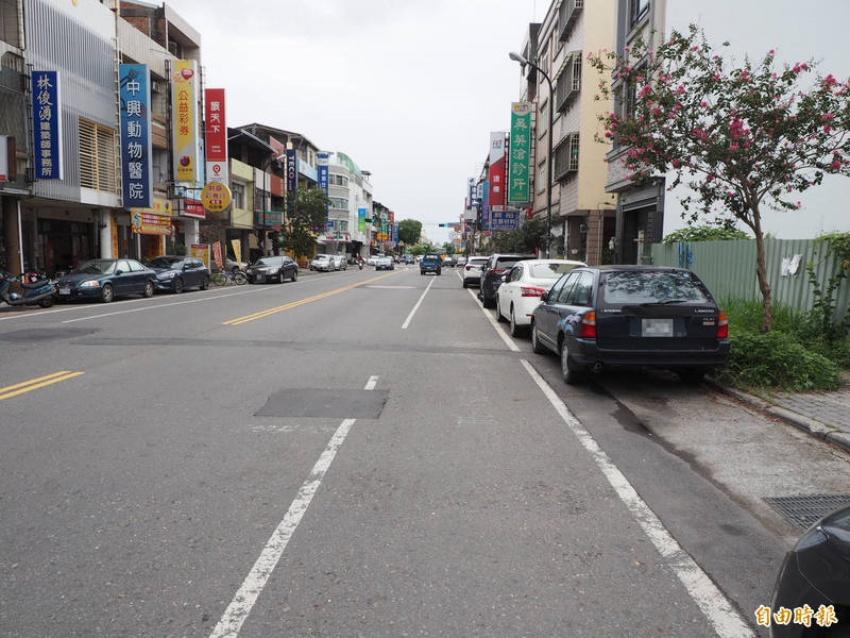 有車主在草屯鎮太平路二段路邊停車，車子停在白線內，但仍被警方開舉發單。（記者陳鳳麗攝）