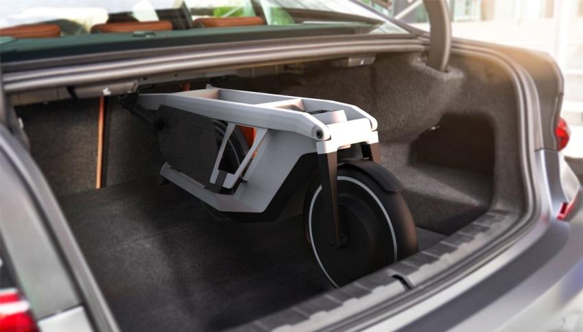 電動滑板車 CLEVER COMMUTE 能進行摺疊，收納在後車廂中。