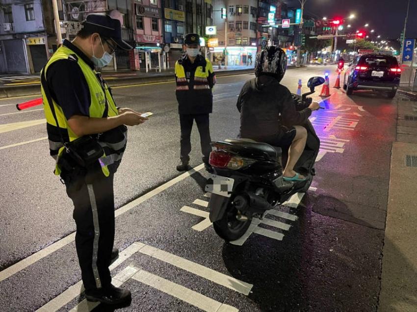 改裝車轟隆雷聲擾人，南港警昨晚加強稽查。（記者邱俊福翻攝）