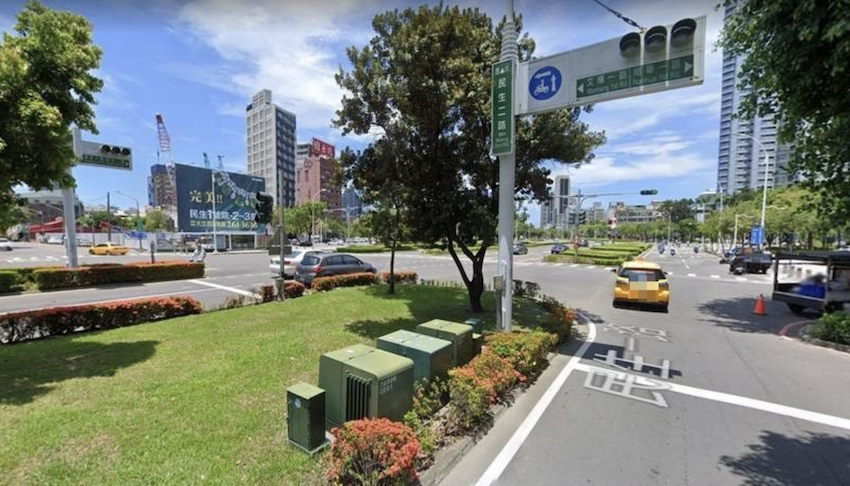 黃姓計程車駕駛「壓秒」黃燈被開罰闖紅燈，他不服提行政訴訟贏得官司。示意圖。（翻攝 Google 地圖）