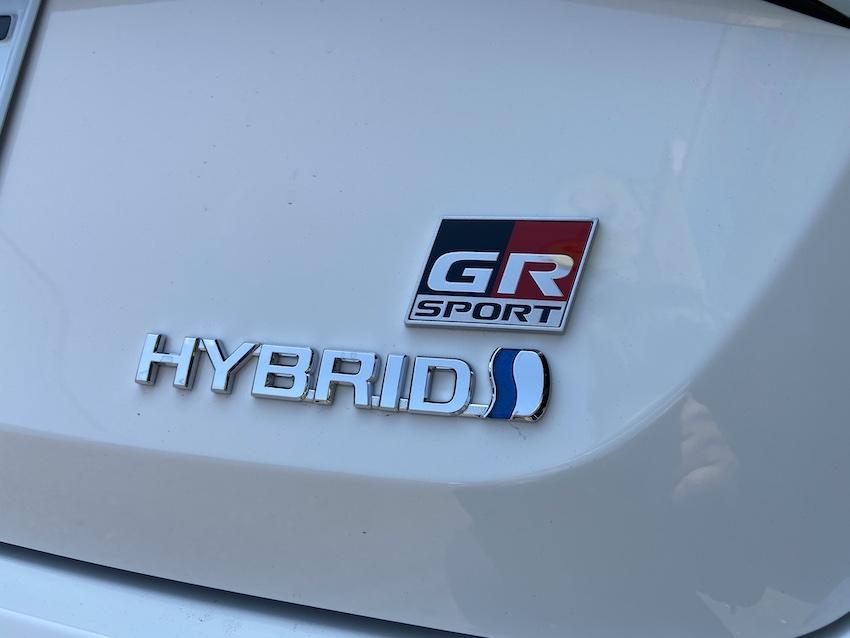 車尾的 GR Sport  銘牌，就是辨別的最好方式。