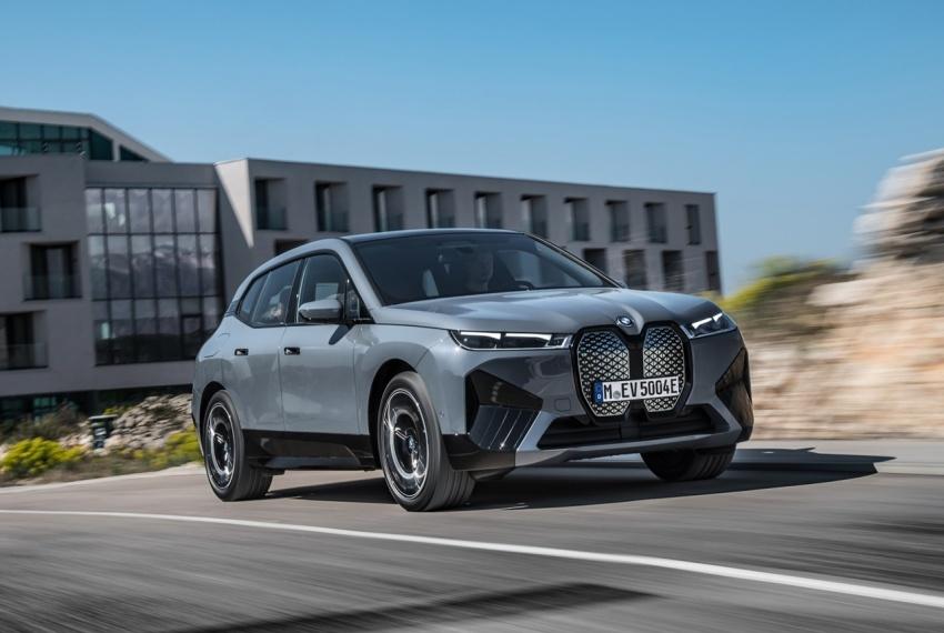 BMW iX 已經展開預售，預售價分別為新台幣 316 萬元與 386 萬元起。