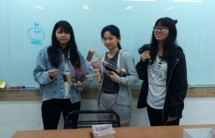 台東女中3名一年級學生謝炘妤、莊文淇、彭昱綺組隊研發車門開啟警示系統，獲得旺宏科學獎佳作。（台東女中提供）