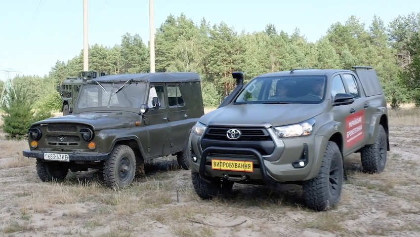 服役長達 50 年之久的前蘇聯 UAZ-469 越野吉普車（左），已無法勝任烏克蘭軍方的任務。