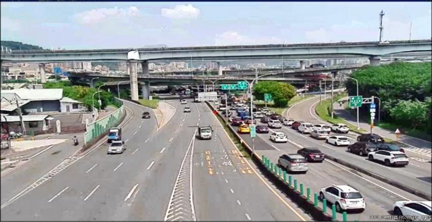 台64線接五股交流道周邊道路車流多。（新北市府提供）