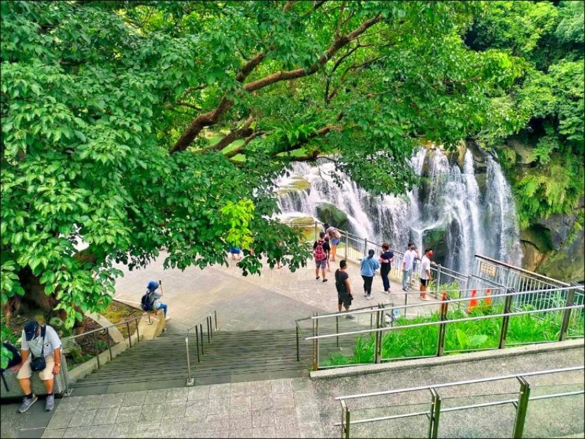 十分瀑布風景區遊客增加，但有人流降載管制。（新北市府提供）