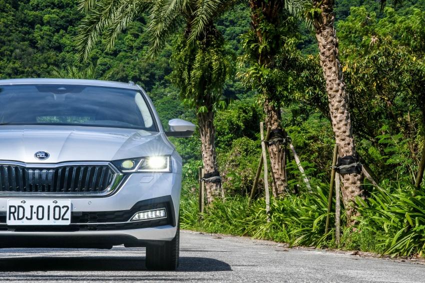 250 萬元級距車款才看得到的 MATRIX LED 頭燈科技，SKODA 直接成為 Octavia 全車系標配，CP 值突破天際。