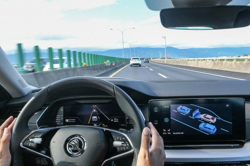 部分高階輔助科技都要到高階車型才有，新世代 Octavia 直接給好給滿，並將多項功能整合，擁有超越 Level 2 等級的自動輔助駕駛。