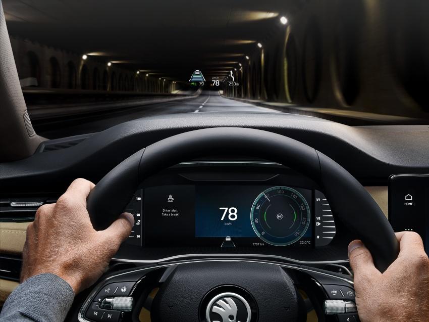 能與駕駛視線平行的投影式 HUD 平視顯示器，車主不需分心去看另一個螢幕，就能掌握行車必備的各項資訊。(圖片提供／SKODA )