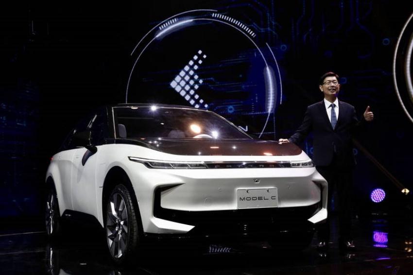 鴻海董事長劉揚偉表示，富士康的目標是到2026年實現電動汽車相關收入每年達1兆元。（歐新社）