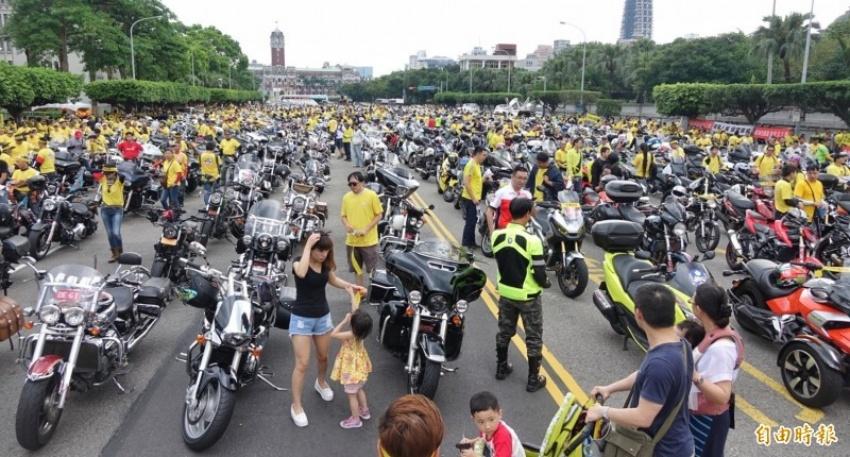 臨時提案通過後，立委要求交通部在三個月內公布國道開放大型重機可通行路段與時段。