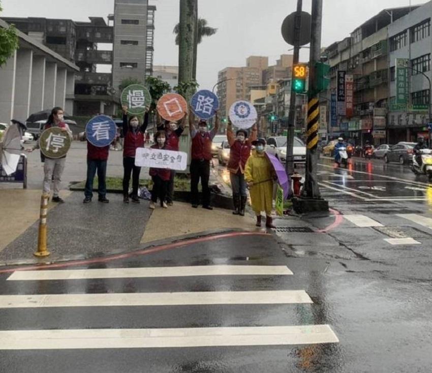 基隆監理站人員到七堵國小周邊路口舉牌快閃。（基隆監理站提供）