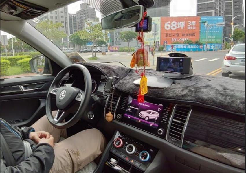 透過外掛式自駕系統 Open Pilot，可以讓具備 ACC 與 LKAS 系統的車款，擁有自動輔助駕駛功能。