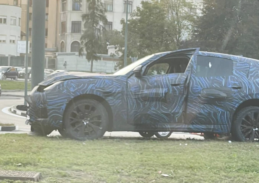 Grecale 是先撞到一輛福特車才撞上桿子。（圖片來源：擷取自 Instagram 帳號 wilcoblok）