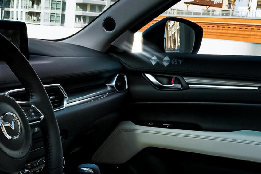 Mazda 的新觸控功能，不僅能操控車窗升降，還能操控空調與音量等。