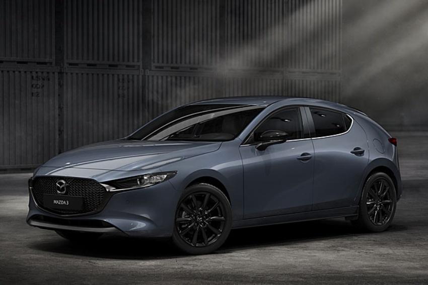 新年式 Mazda 3 Carbon Edition 式樣，外觀導入爍黑車外後視鏡、18 吋爍黑鋁圈等。