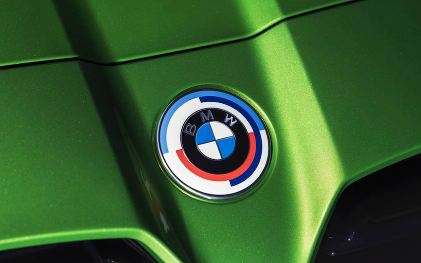 以 BMW 車標為基礎，搭配紫色與紅色呼應 M 部門的賽車意涵。