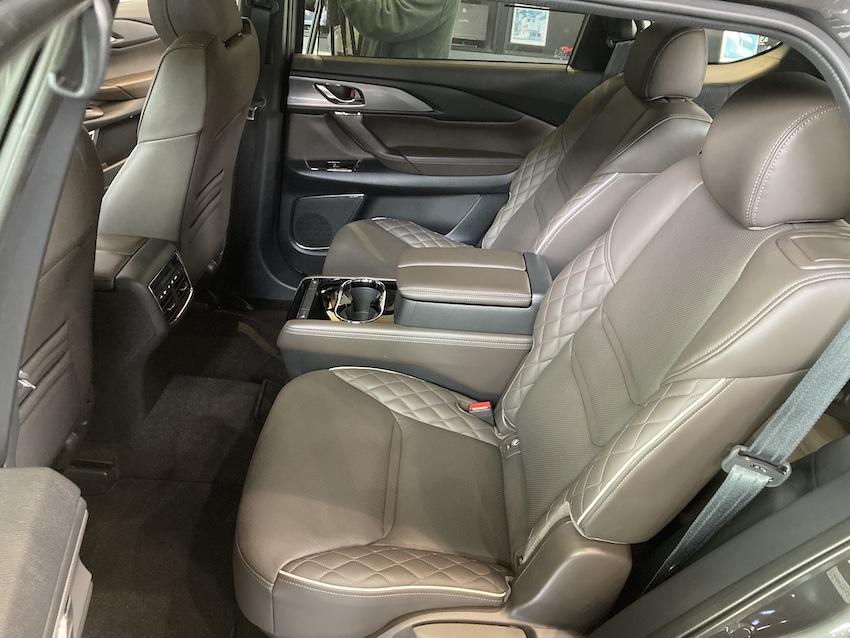 AWD 的頂規車型 25T AWD Signature- Captain Seat，後座中央有大型扶手置物箱。