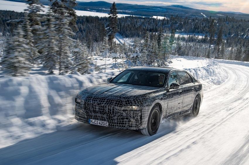 為了讓 i7 達到理想的行車舒適度，品牌刻意選在瑞典寒冷的雪地中做測試。