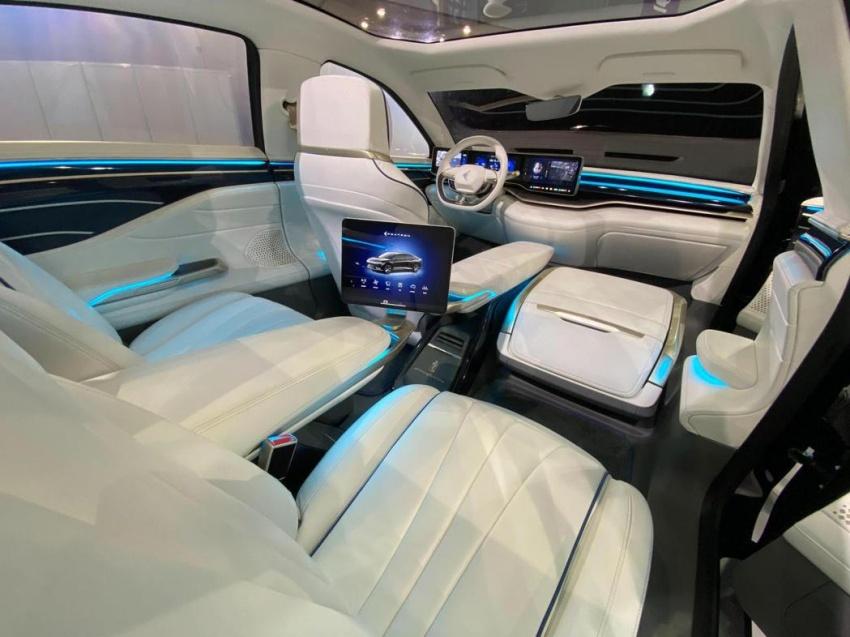車內採用大量科技配備，後座還能變成專屬行動辦公室。