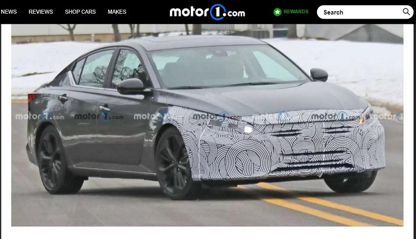 第六代 Nissan Altima 歷經三年銷售週期，海外曝光小改款測試車身影。〈擷取自外媒《Motor 1》。〉
