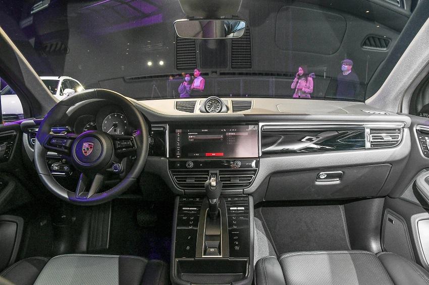 方向盤換成與 911 車系相同款式，全車系標配 10.9 吋觸控螢幕。