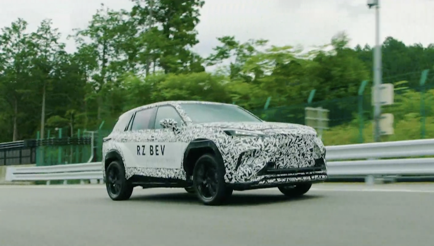 Lexus RZ 電動休旅，目前仍是重度偽裝狀態，豐田章男社長也親自試駕這款車。
