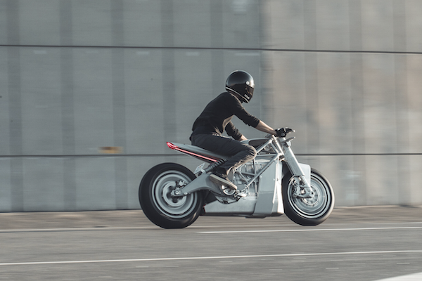 英國超級電動機車在美國 CES 首演！加速度比法拉利還快