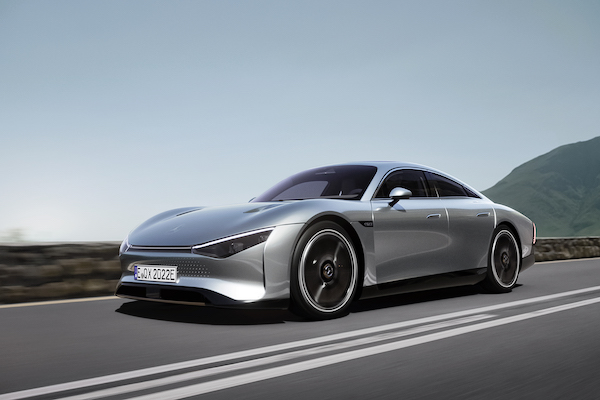 最低風阻與 1000 公里續航加持！賓士最強電動車實車展演