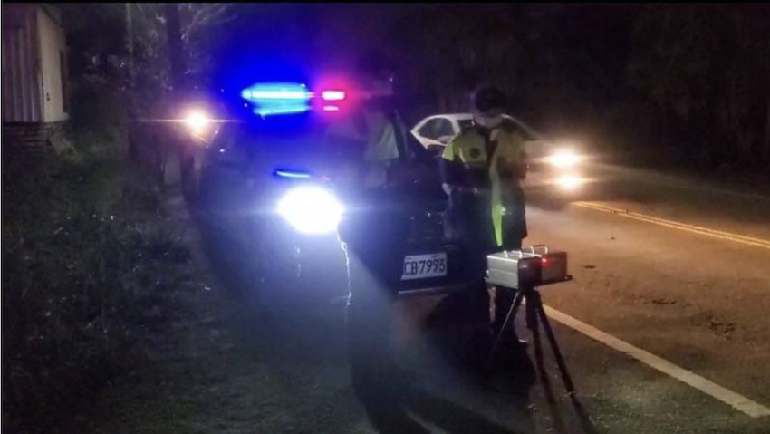 警察局於今年 1 月 7 日起啟動夜間測速照相，一週來在台 13 線銅鑼段取締 30 件違規超速。（圖由警方提供）