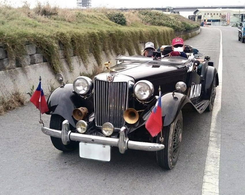 原 PO 今日在臉書「爆廢公社公開版」PO 文，貼出一對年長夫妻在馬路上駕駛英國 MG TD 老敞篷跑車兜風的照片。（擷取自爆廢公社公開版）