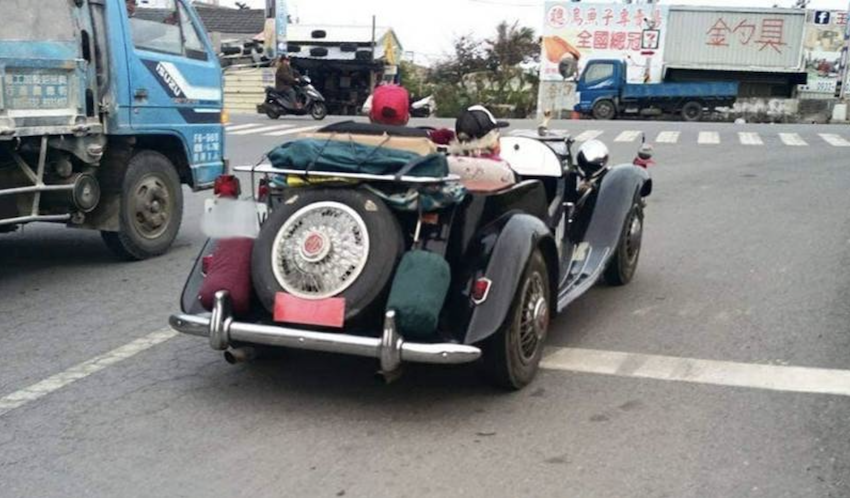 網友分享他在路上看見一對老夫老妻，開著骨董車從南部到中部遊玩的照片。（擷取自爆廢公社公開版）