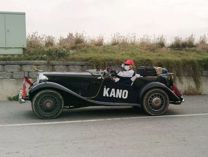 年近 80 老夫老妻開骨董車暢遊 網友喊：帥翻