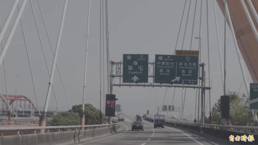 ㄧ出八卦山隧道口，草屯端的道路就屬國道。（記者陳鳳麗攝）