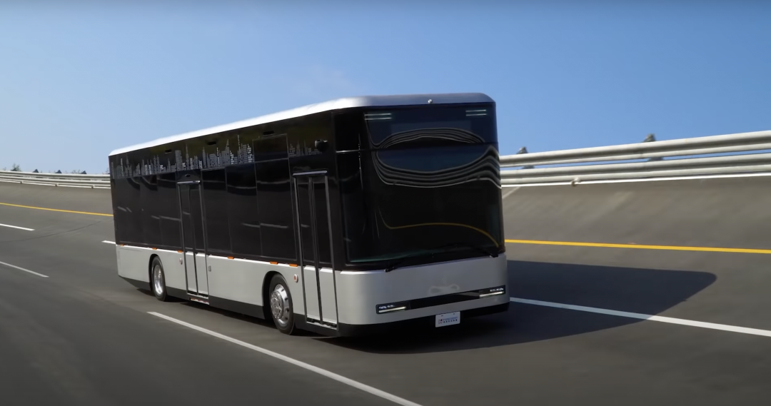 鴻海製造的電動巴士 Model T，傳高雄客運將在 3 月交車。