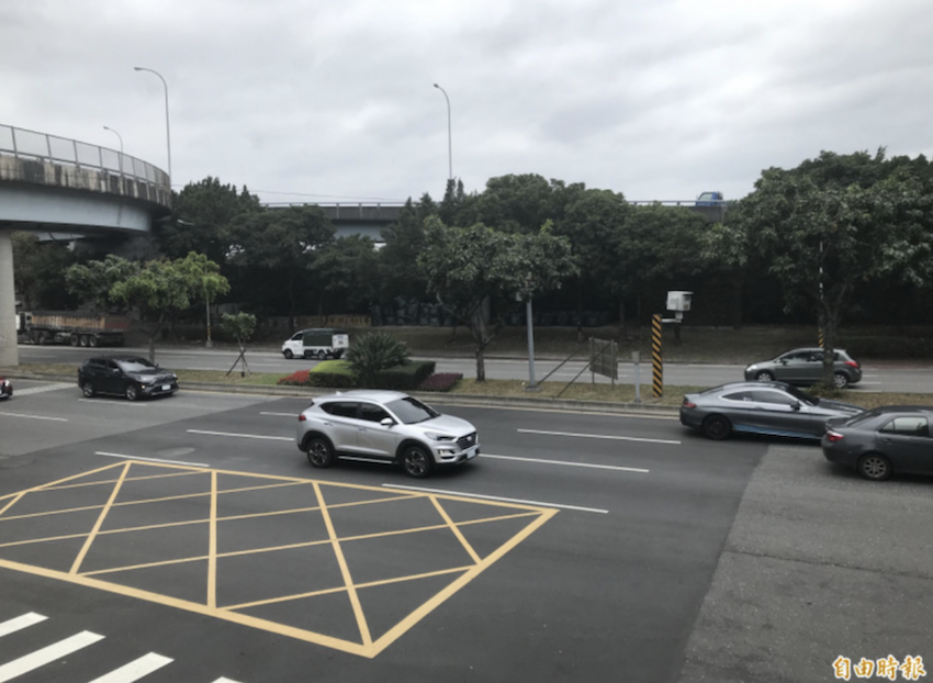 嚴重超速行為，將從現行超過最高時速 60 公里，下修至超過最高時速 40 公里，以嚇阻超速行為。
