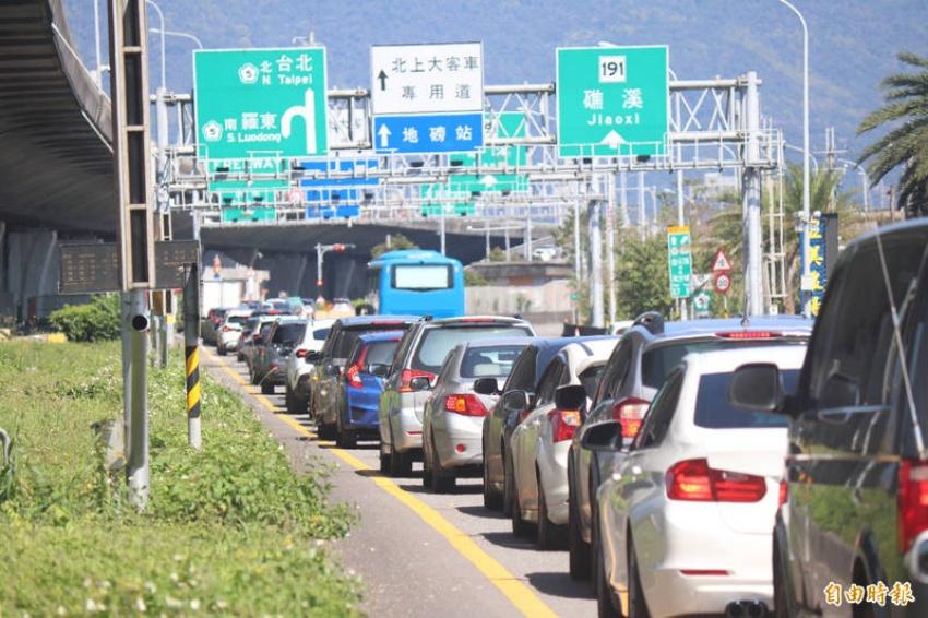 228連假最後一天，國5宜蘭交流道前一早就出現回堵。（記者林敬倫攝）