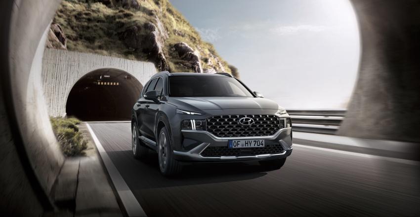 新 Santa Fe 入門車型，搭載 17 吋輪圈，採 1.6 升 Hybrid 油電動力。