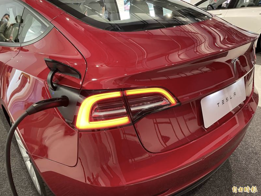 全台停電，特斯拉車主自主性發起回報充電站有無電力資訊。（資料照）