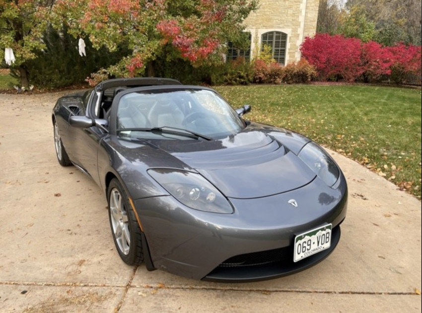 這輛於 2008 年生產的首批 Tesla Roadster，以超過 25 萬美元買出。