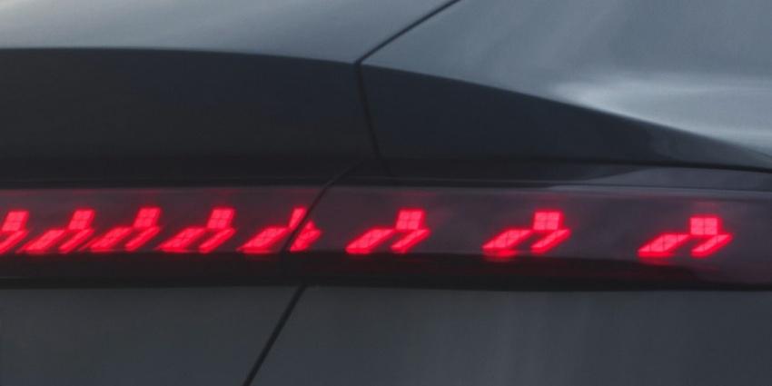 車尾採用貫穿式 OLED 尾燈，預期將有多樣化迎賓動畫。