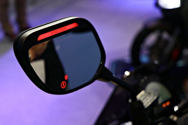 首款機車智慧後視鏡發表！不分品牌、車種皆能使用