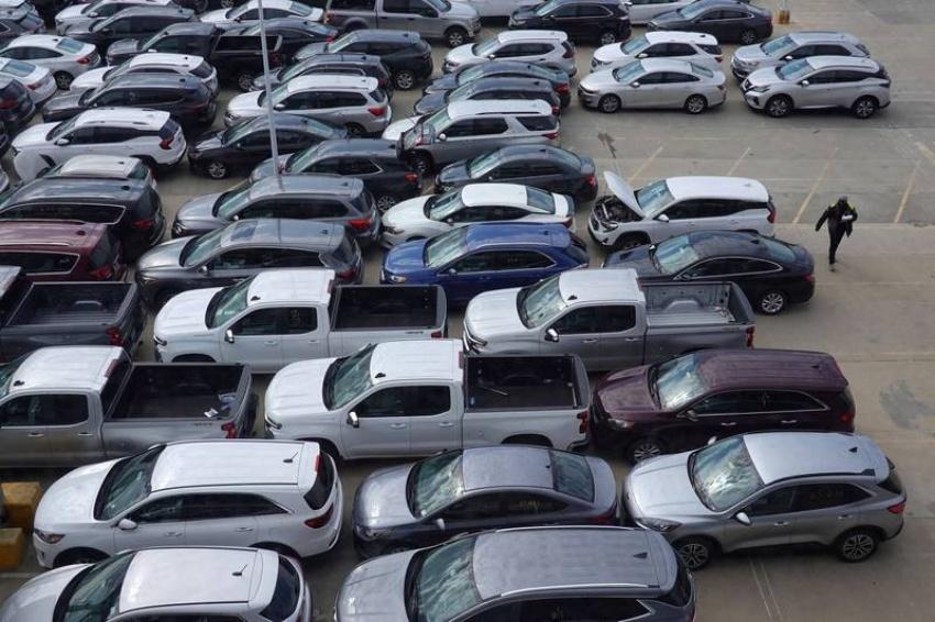 目前全球汽車業在俄烏衝突之下，買家需求高漲、汽車製造又材料稀缺，預計明年汽車價格將進一步走高。（資料照，路透）