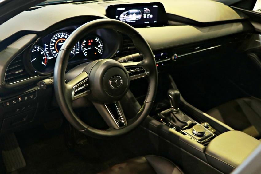 內裝中央螢幕中新增 e-Skyactiv X 專屬能源流監視系統。