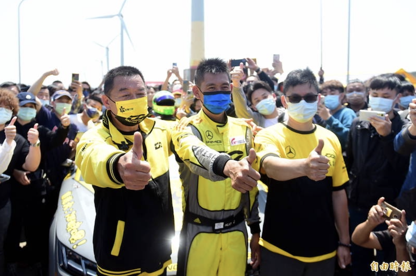 廖老大、駕駛和改裝技師大安於破紀錄車前比大拇指合影。（記者廖耀東攝）