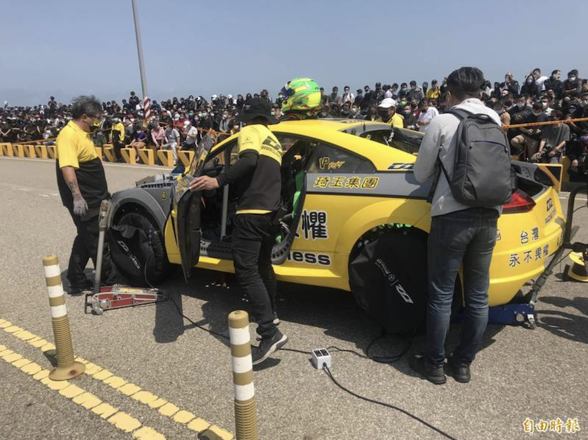 工作人員正整理跑道及車子，準備測試。（記者廖耀東攝）