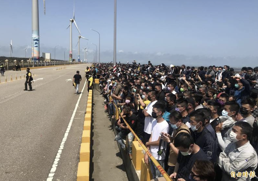 大批民眾擠滿風車大道，來為台灣隊加油。（記者廖耀東攝）