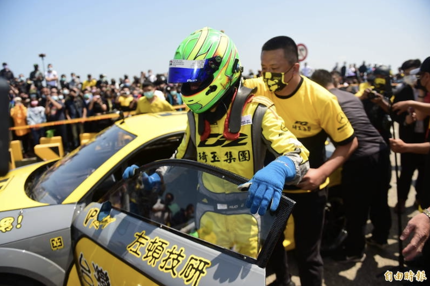 駕駛上車。（記者廖耀東攝）