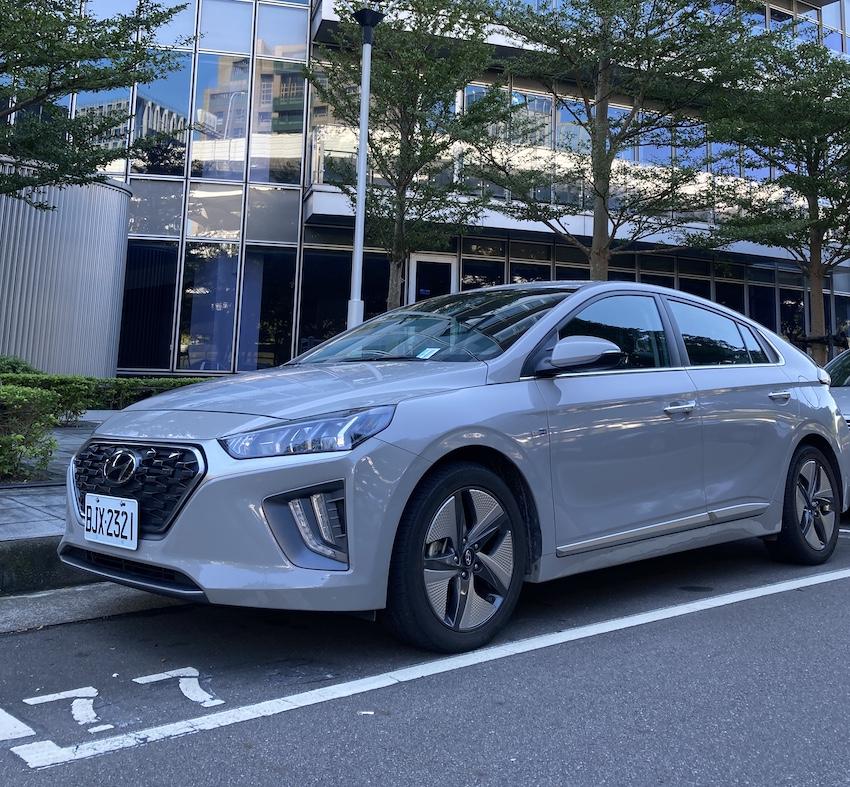 Hyundai Ioniq 在小客車排名第二。